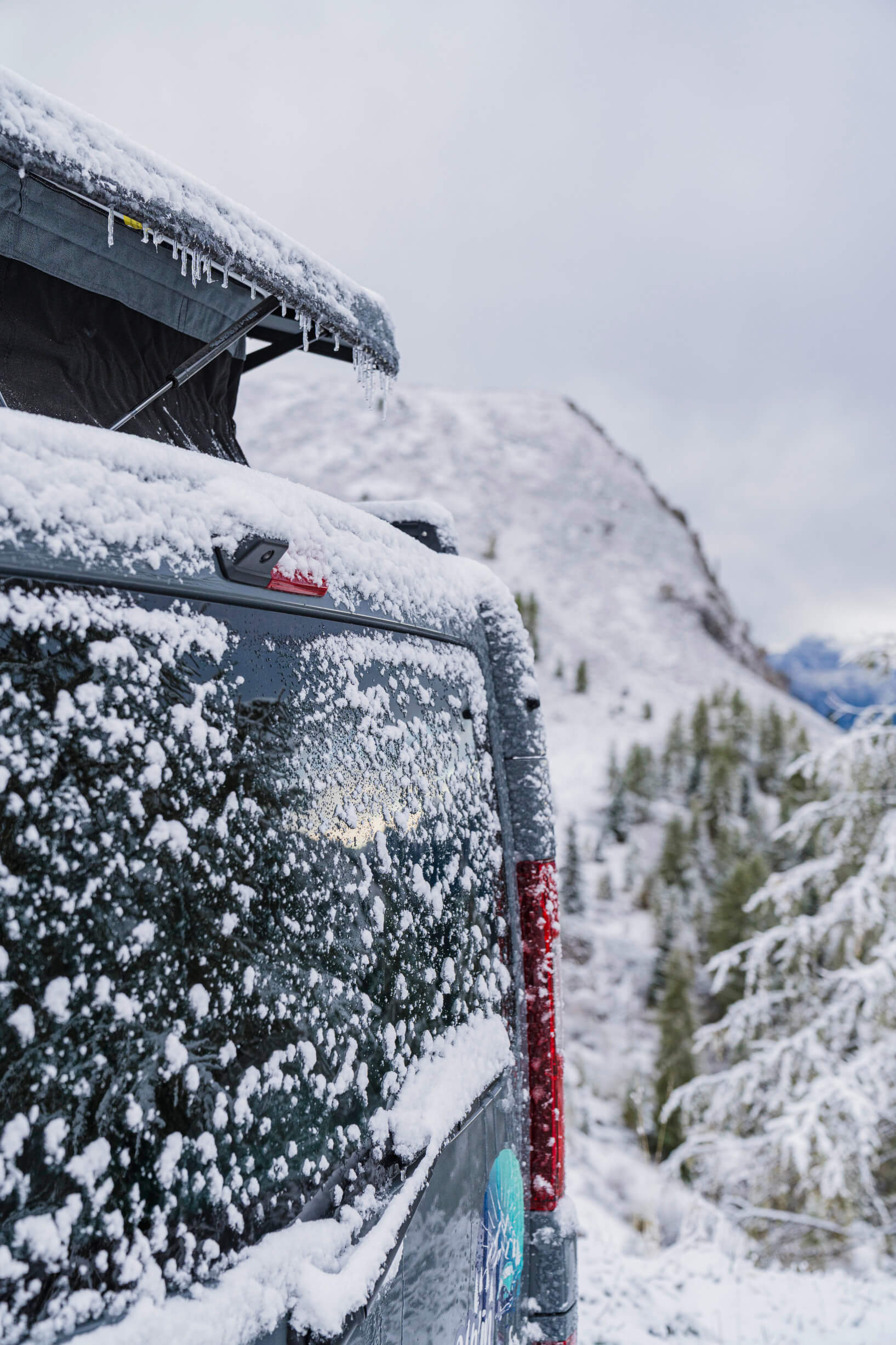 Van aménagé sous la neige